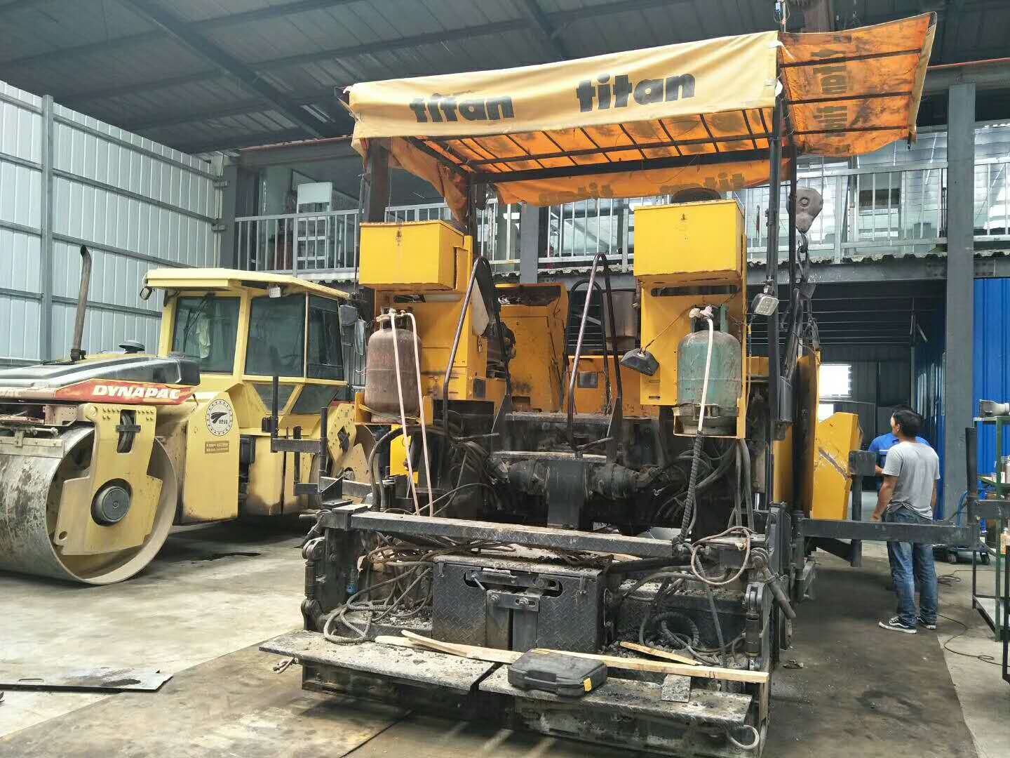 維修銑刨機(jī)、攤鋪機(jī)、壓路機(jī)、冷再生等路面機(jī)械設(shè)備